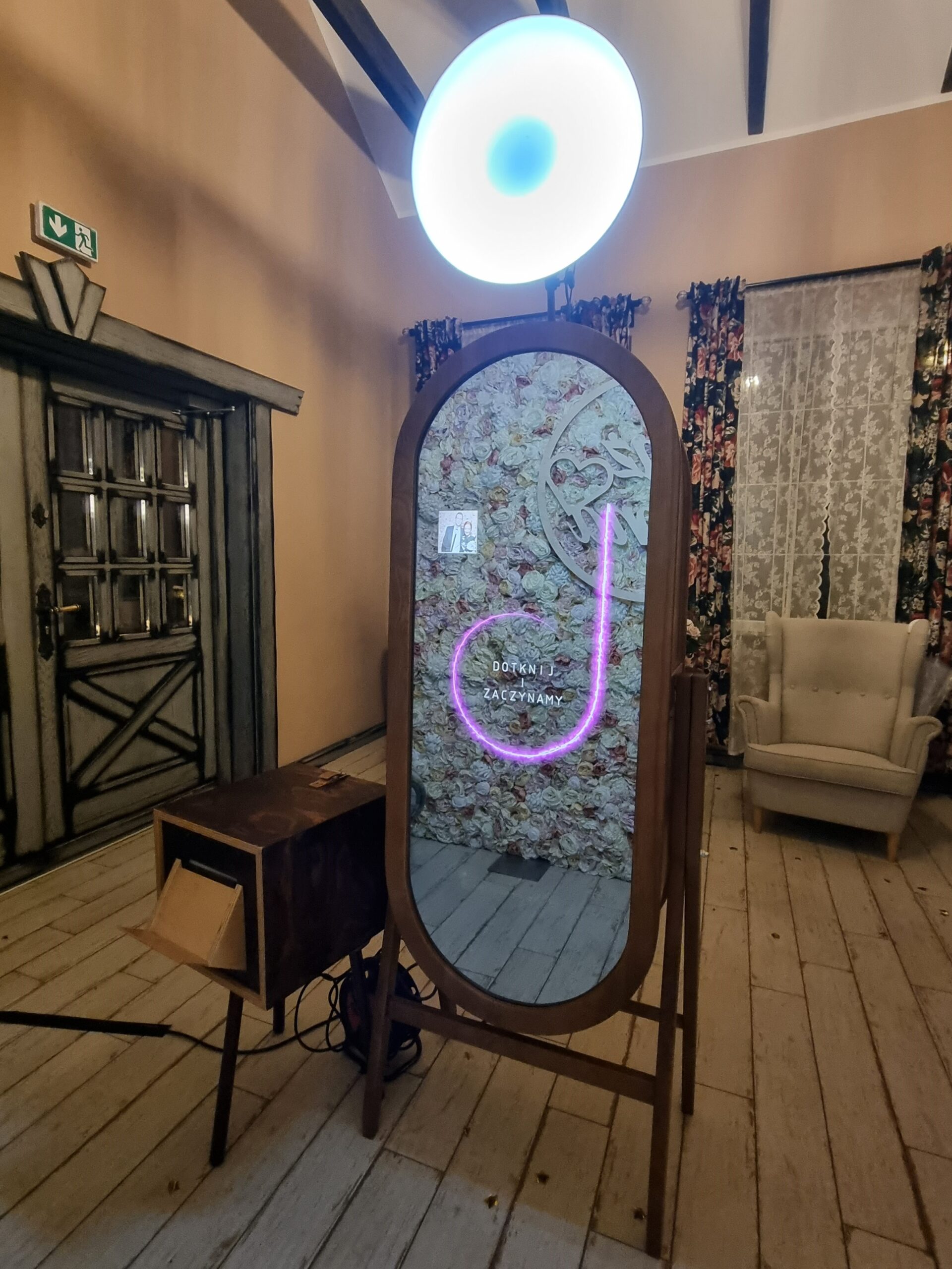 retro-selfie-mirror-booth